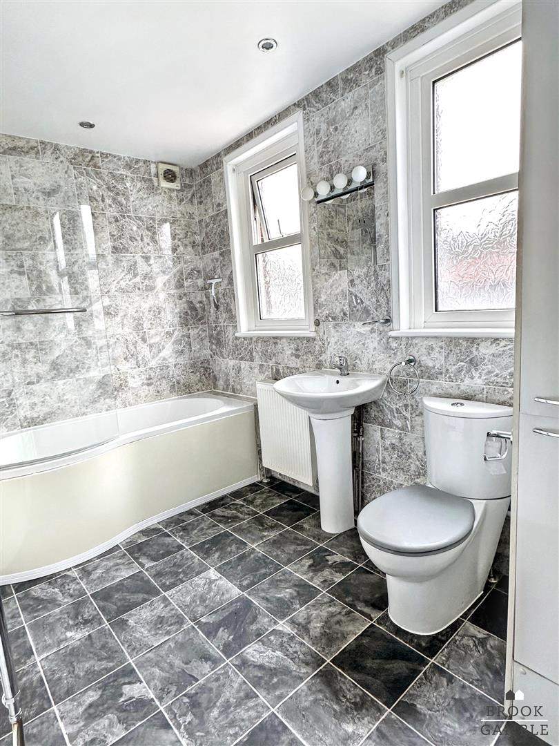 1 Bedroom Apartment - Conversion. Parsonage Road in Eastbourne,  5